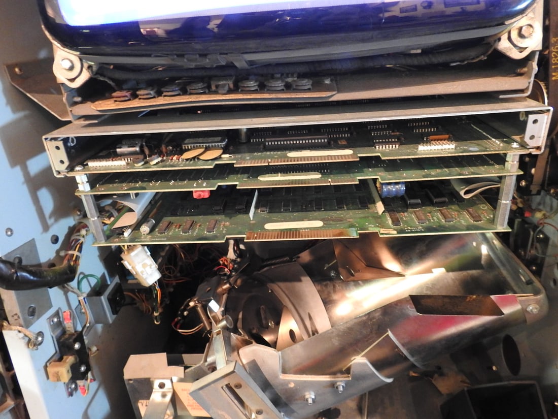 Slot Machine / Gaming Cabinet - 9