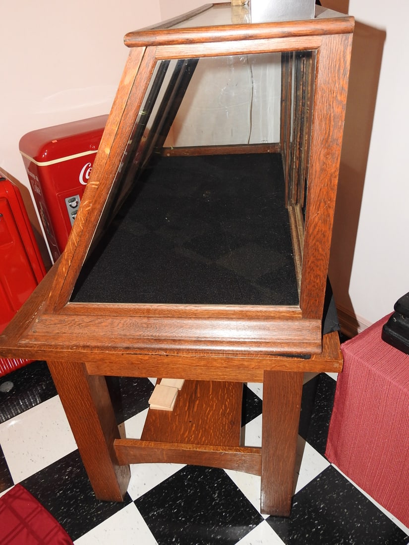 Sun Manufacturing Display Case with Stand (1 of 8)