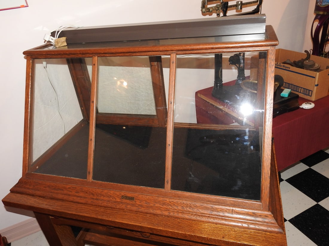 Sun Manufacturing Display Case with Stand - 2