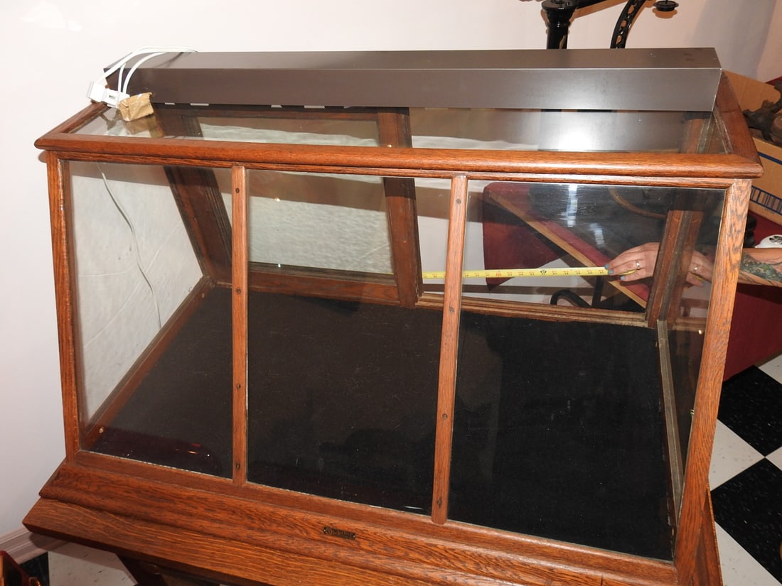 Sun Manufacturing Display Case with Stand - 8