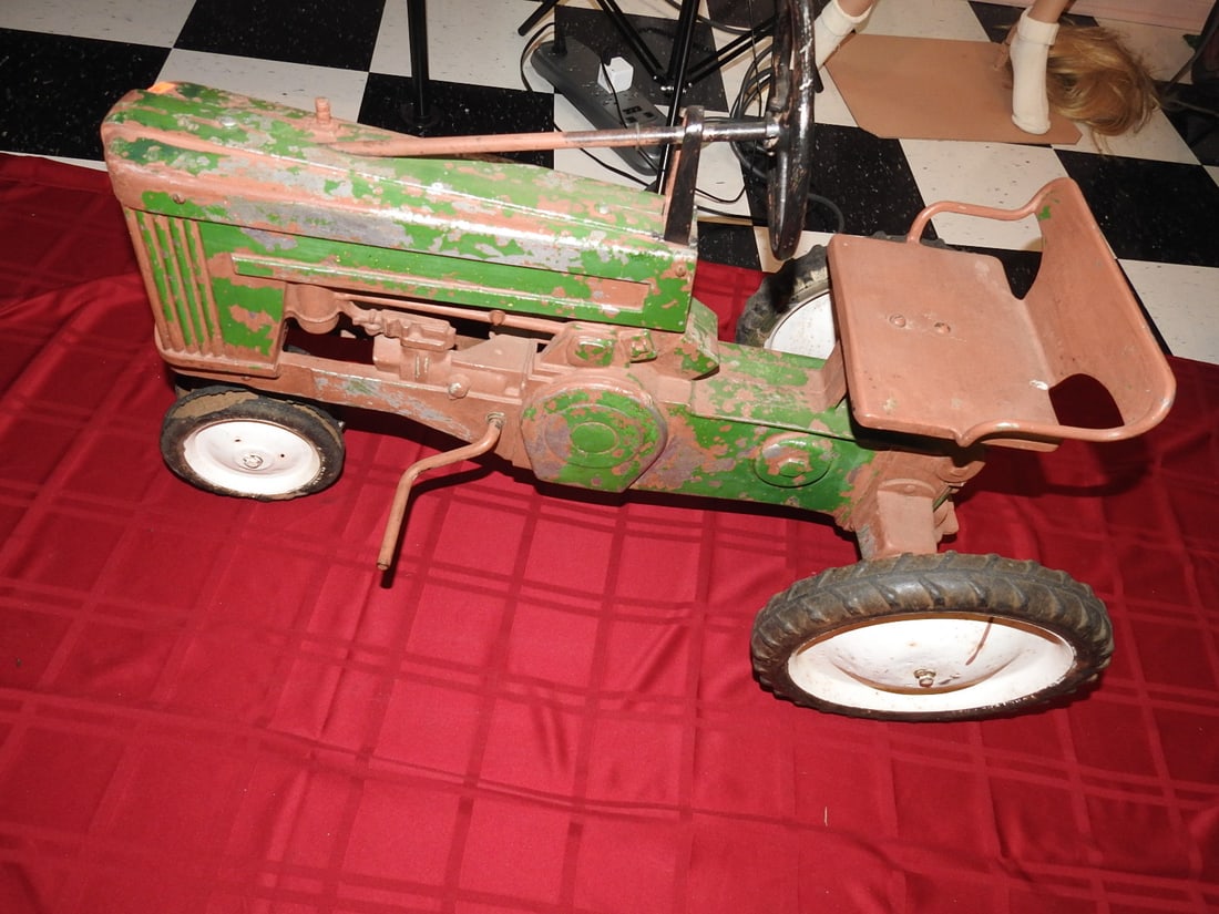 Vintage John Deere Pedal Tractor (1 of 7)