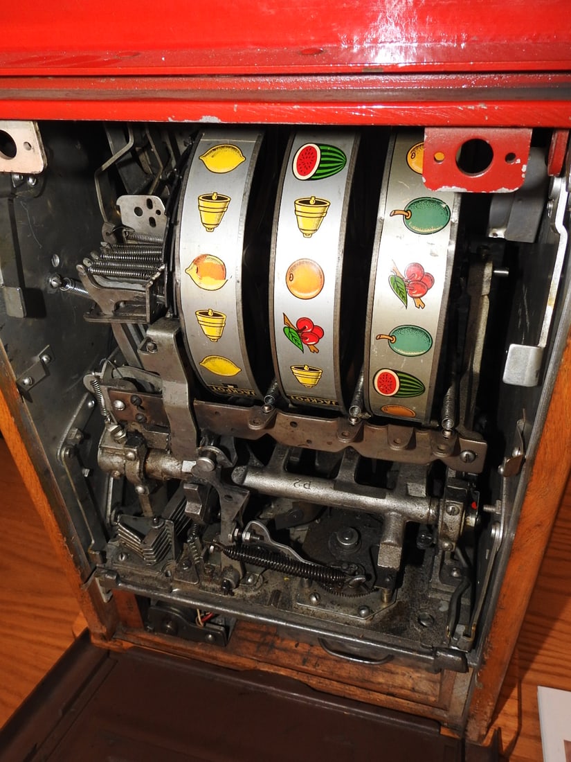 Mills Nickel Slot Machine on Oak Base - 9