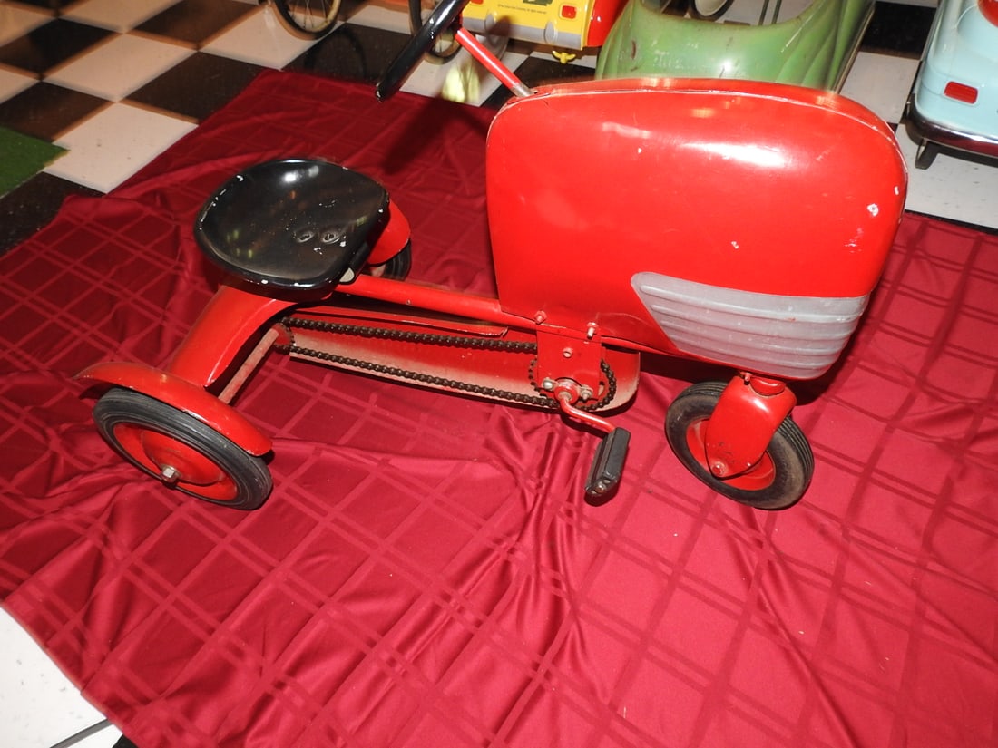 Vintage Red Pedal Tractor (1 of 6)
