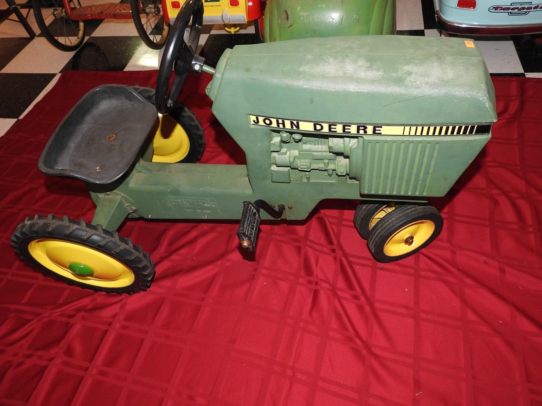 Vintage John Deere Pedal Tractor (1 of 6)