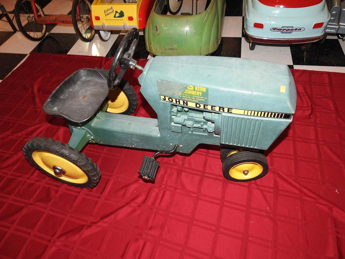 Vintage John Deere Pedal Tractor (1 of 6)