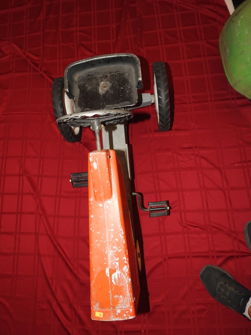 Allis-Chalmers AC-7020 Pedal Tractor, Broken Hitch - 4