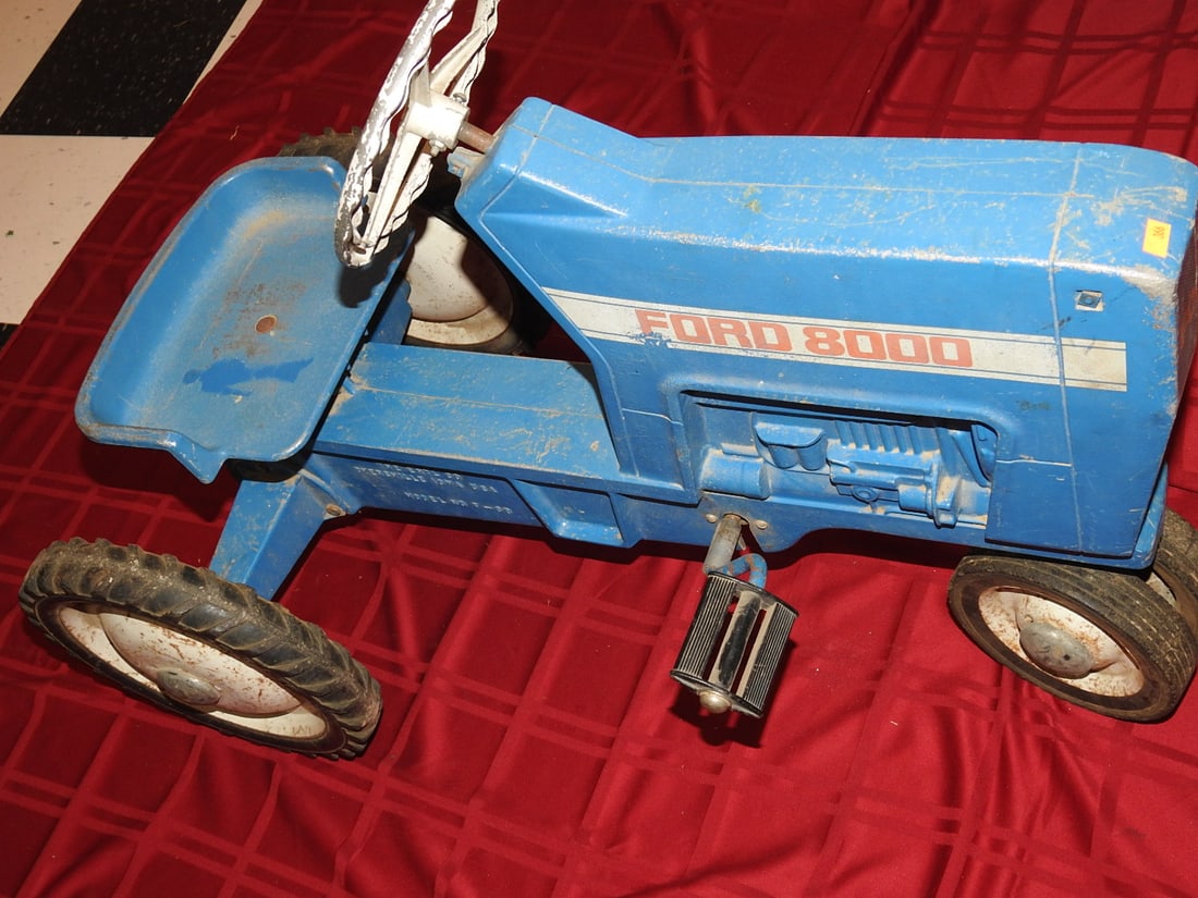 Ford 8000 Pedal Tractor, Broken Hitch (1 of 7)