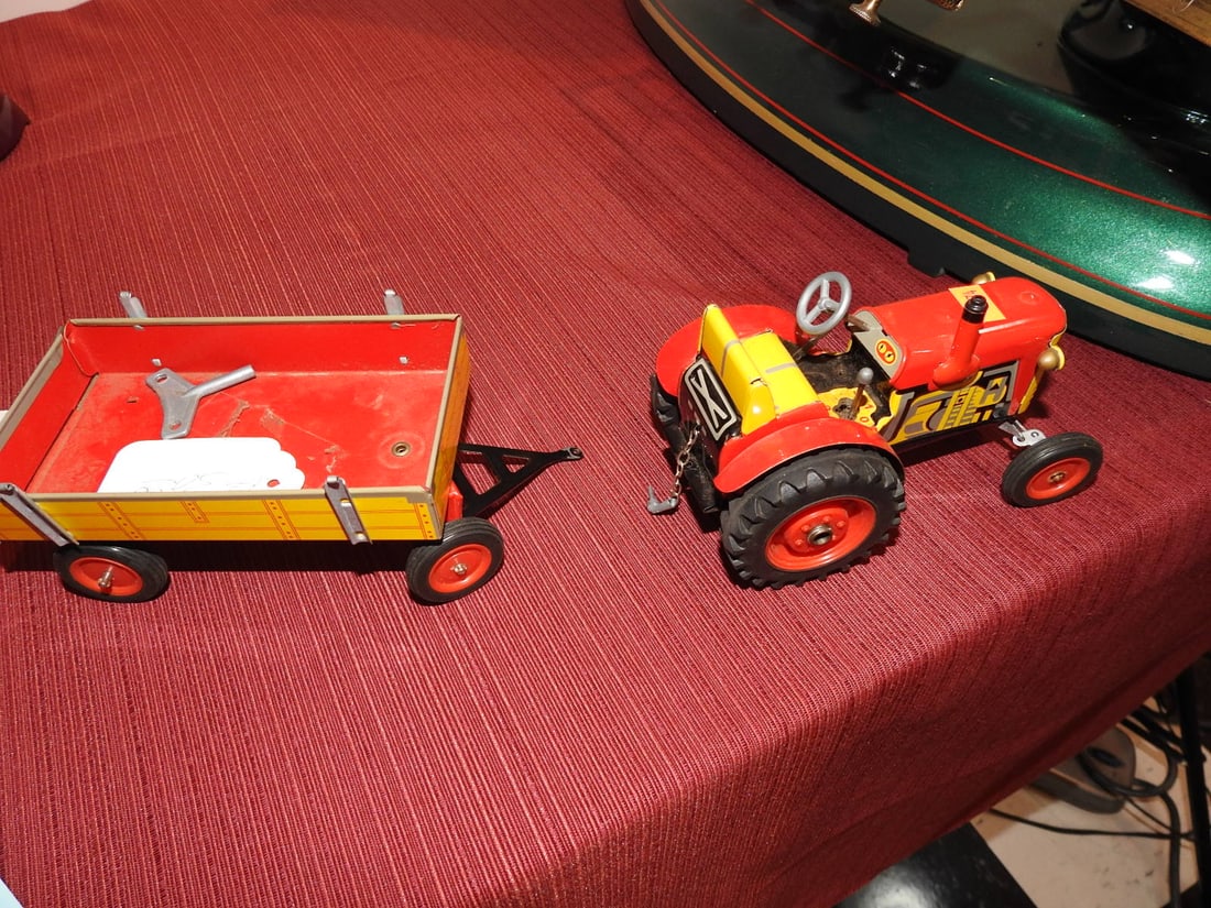 Vintage Wind-Up Tin Tractor with Trailer (1 of 7)