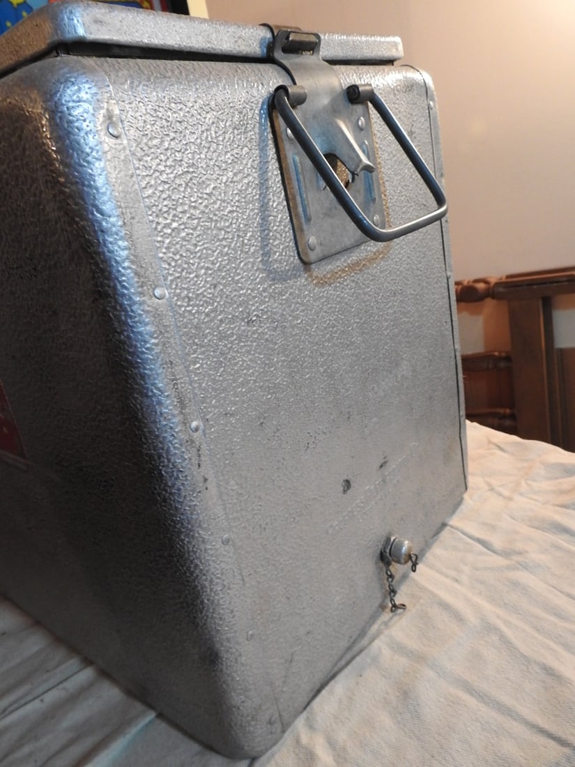 Vintage 7-Up Progress Refrigerator Co. Metal Advertising Cooler - 6