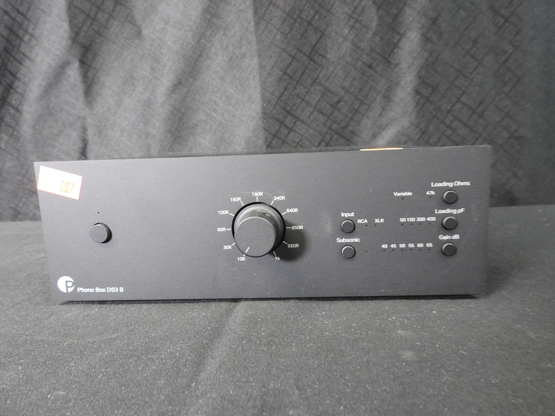Pro-Ject Tube Box DS3 B Phono Preamp: Pro-Ject Tube Box DS3 B high-end phono preamplifier. No power cord included. Tested and working . Approx. 3 H x 8 W x 8 D in.