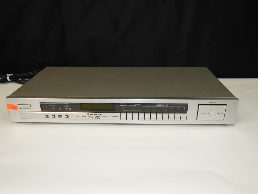 Pioneer F-70 FM/AM Digital Synthesized Tuner (1 of 9)