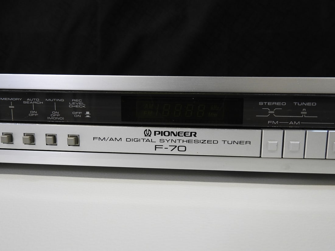 Pioneer F-70 FM/AM Digital Synthesized Tuner - 2