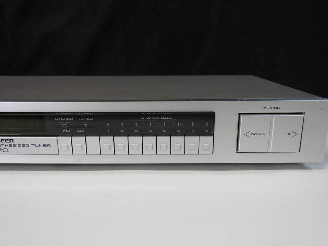 Pioneer F-70 FM/AM Digital Synthesized Tuner - 3
