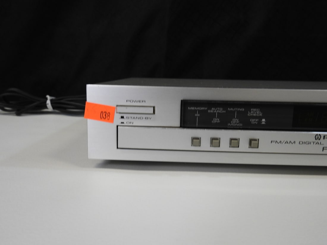 Pioneer F-70 FM/AM Digital Synthesized Tuner - 4