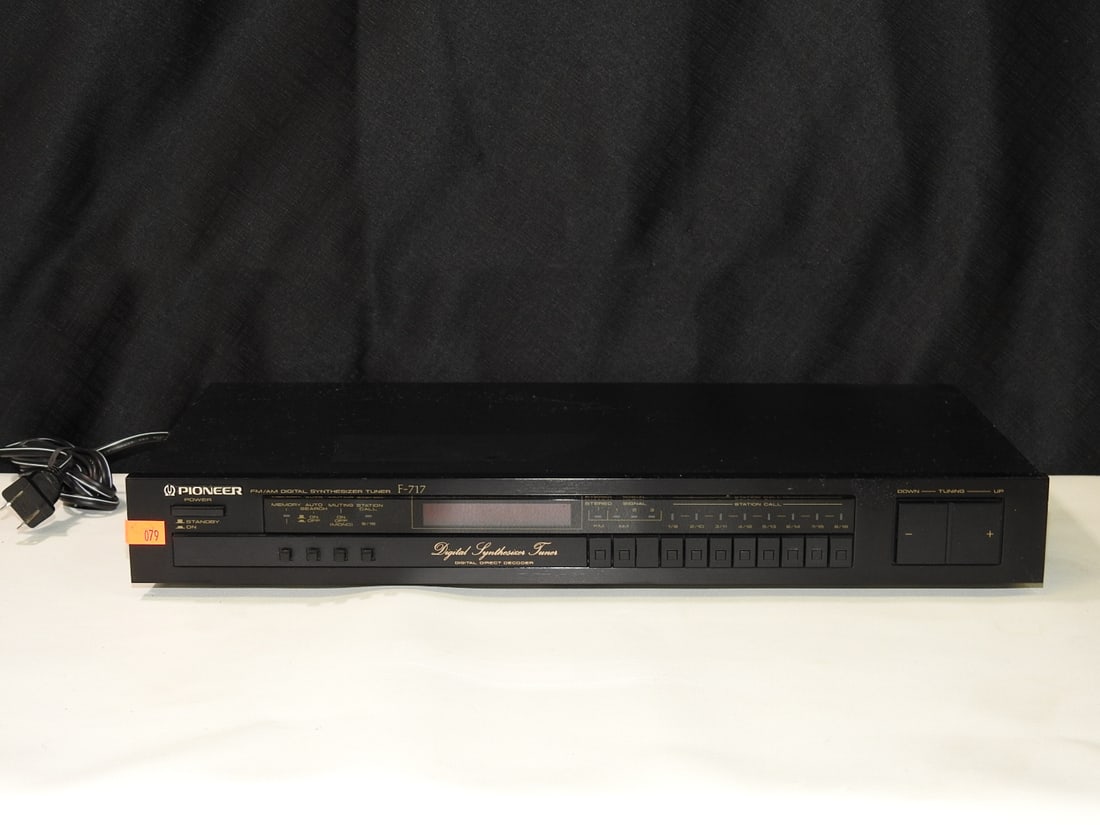 Pioneer F-717 Digital Synthesizer Stereo Tuner (1 of 5)