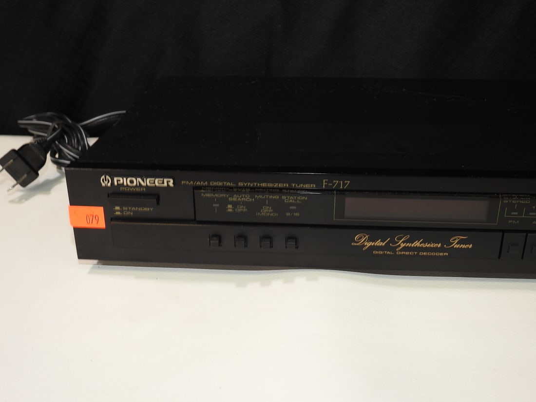 Pioneer F-717 Digital Synthesizer Stereo Tuner - 2