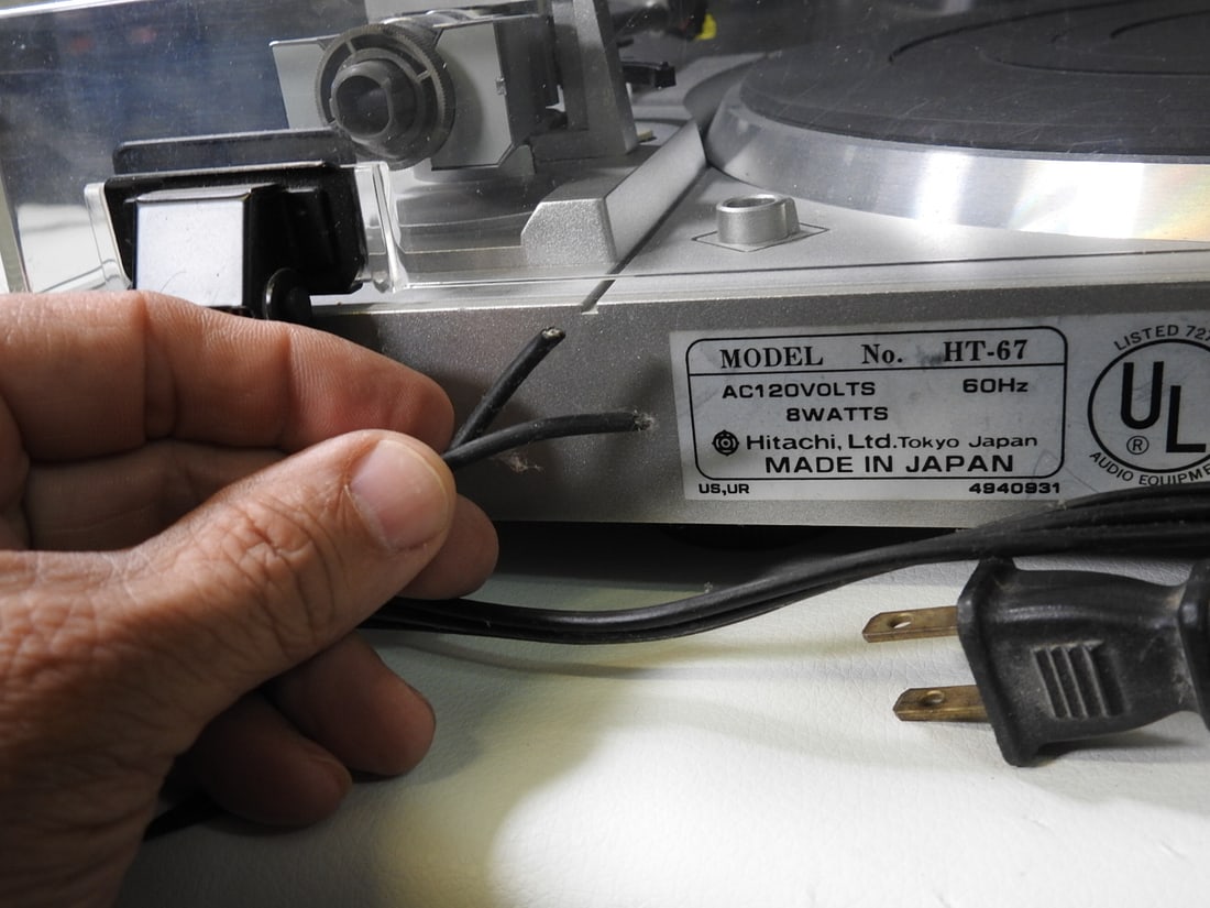 Hitachi HT-67 Turntable - 11