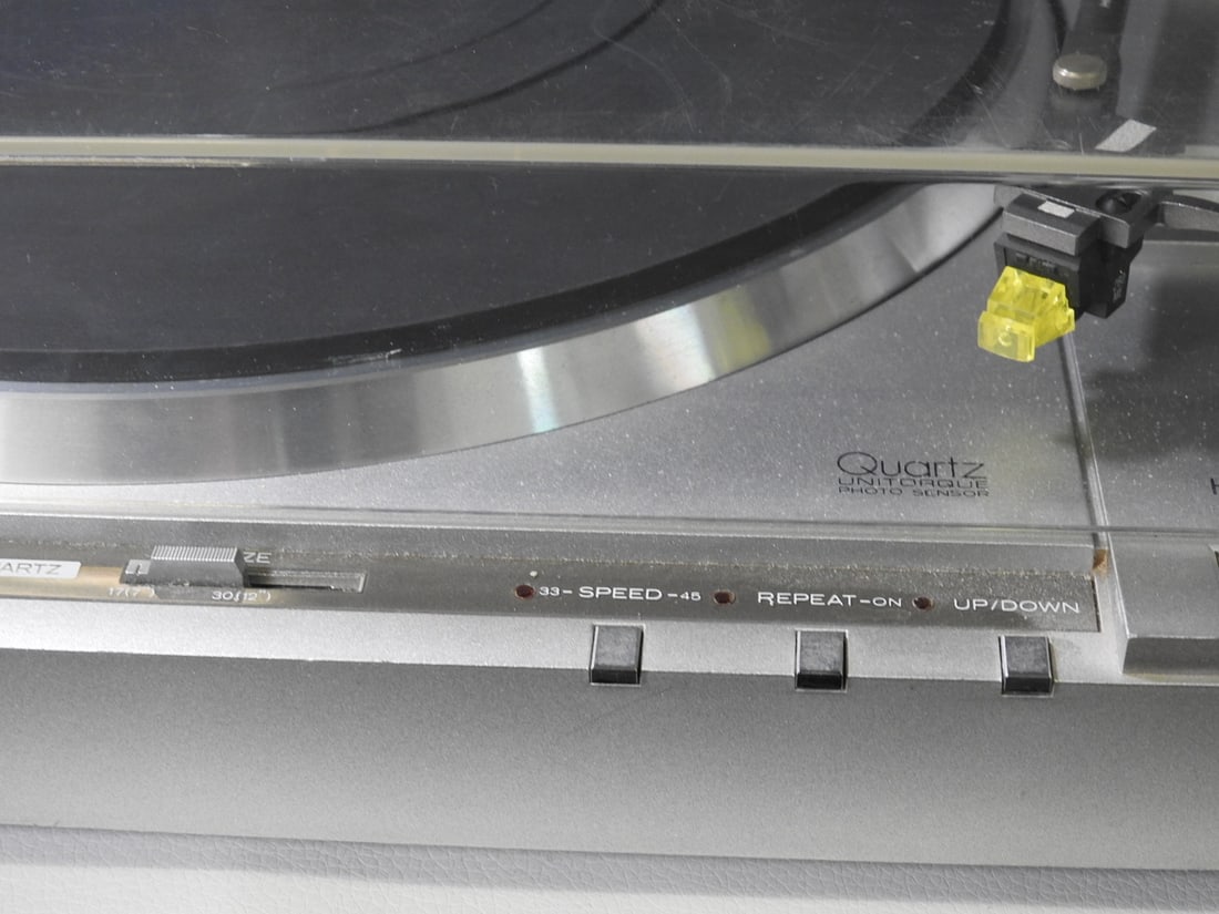 Hitachi HT-67 Turntable - 4
