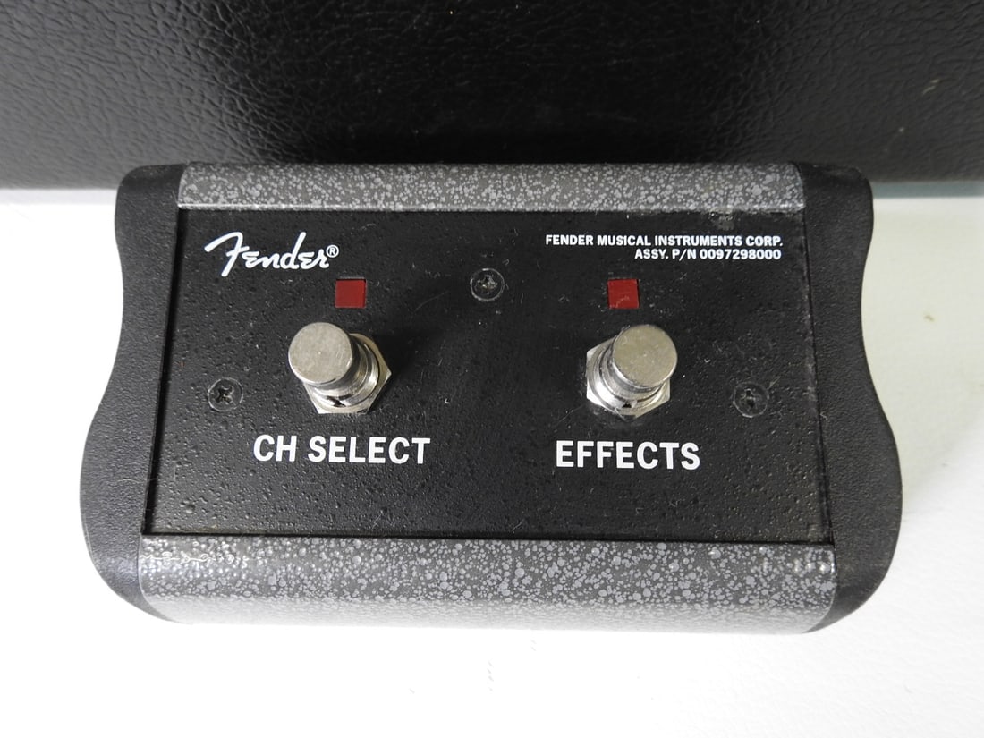 Fender Champion 100 Guitar Amplifier with Footswitch - 6