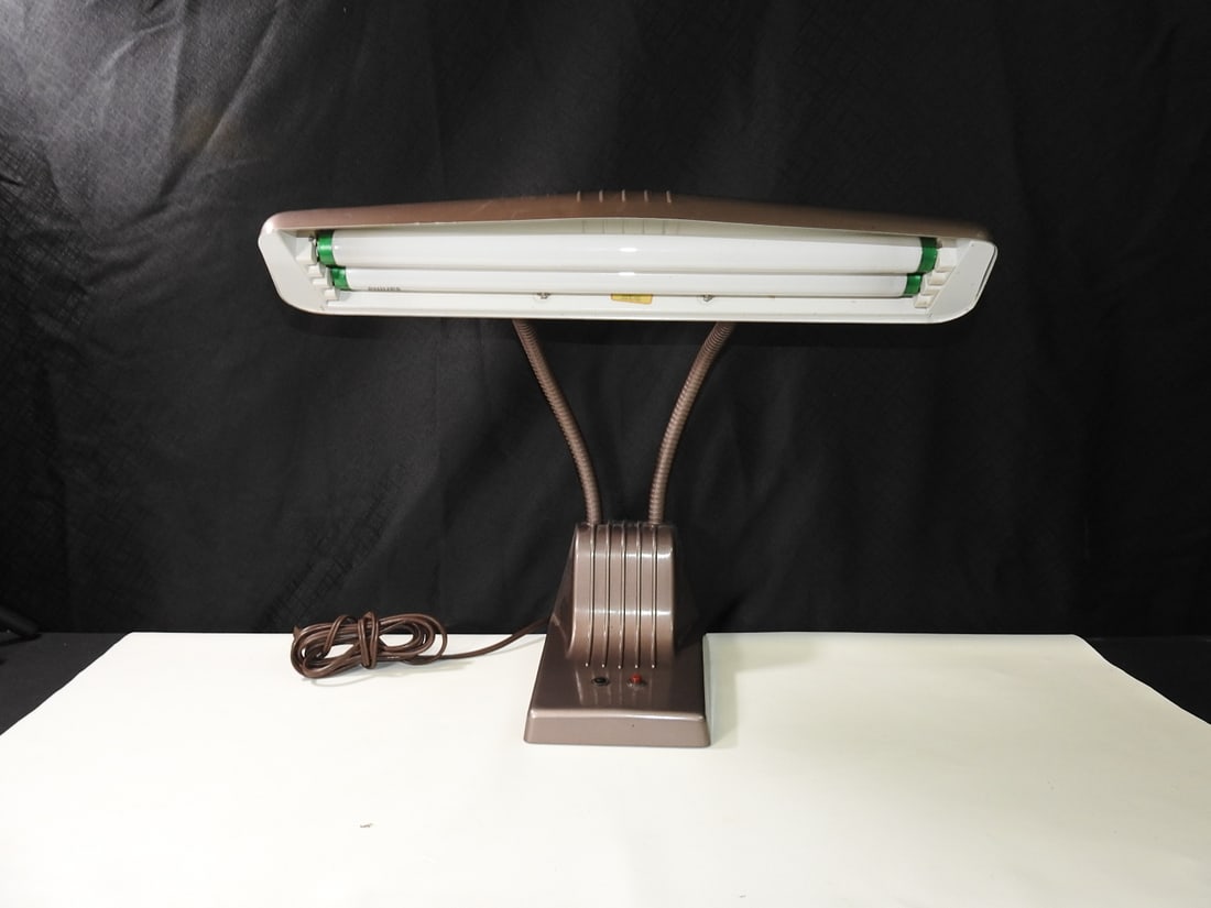 Vintage Adjustable Desk Lamp: Vintage adjustable desk lamp with metal shade and base. Approx. 9.5 H x 21 W x 11 D in.