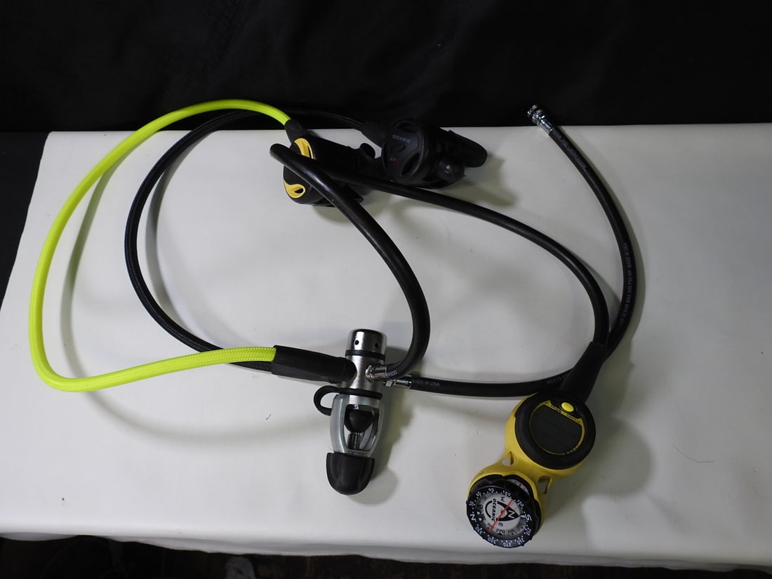Oceanic Veo 1.0 Navcon Scuba Dive Console with Regulators: Oceanic Veo 1.0 Navcon scuba dive console with Alpha 8 and GT3 mouthpieces/regulators as shown. Measured as packed. Approx. 6 H x 9 W x 18 D in.