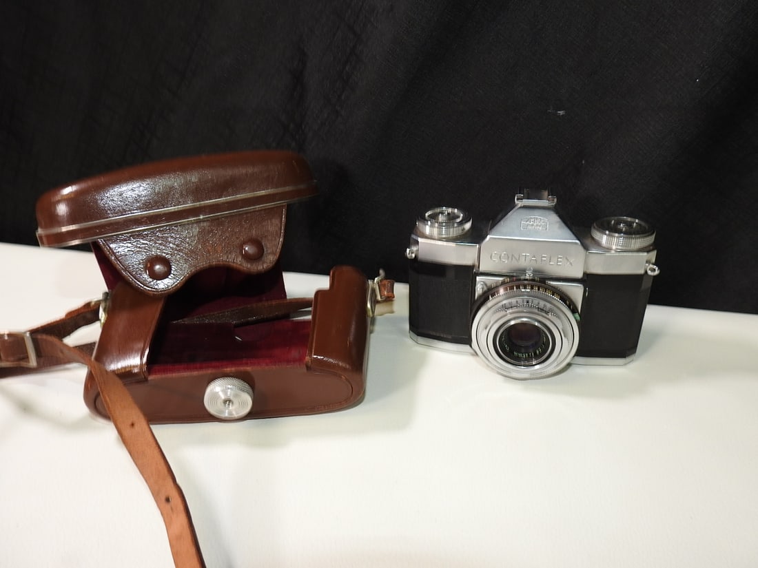 Zeiss Ikon Contaflex 35mm Camera: Zeiss Ikon Contaflex 1950s 35mm leaf-shutter SLR camera. Shutter and aperture appear to work. Approx. 5 H x 7 W x 3.5 D in.