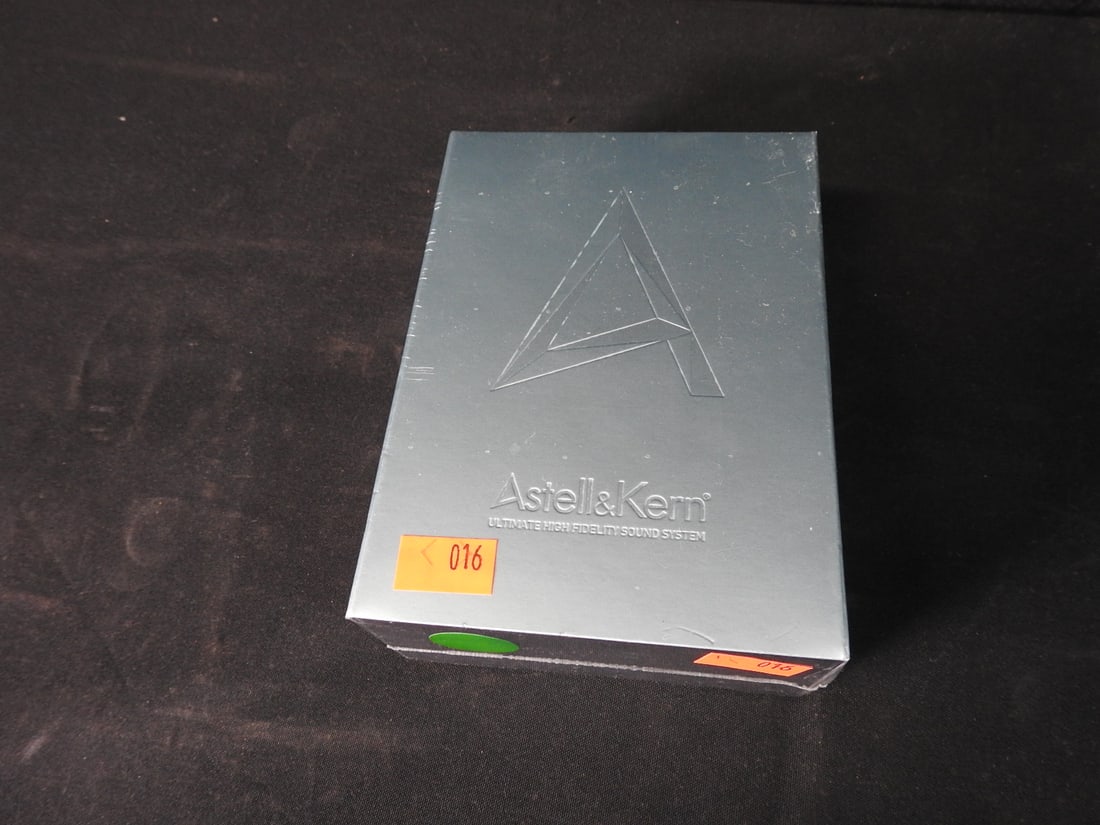 Astell&Kern AK70 Digital Audio Player New in Box 64GB High Resolution (1 of 4)