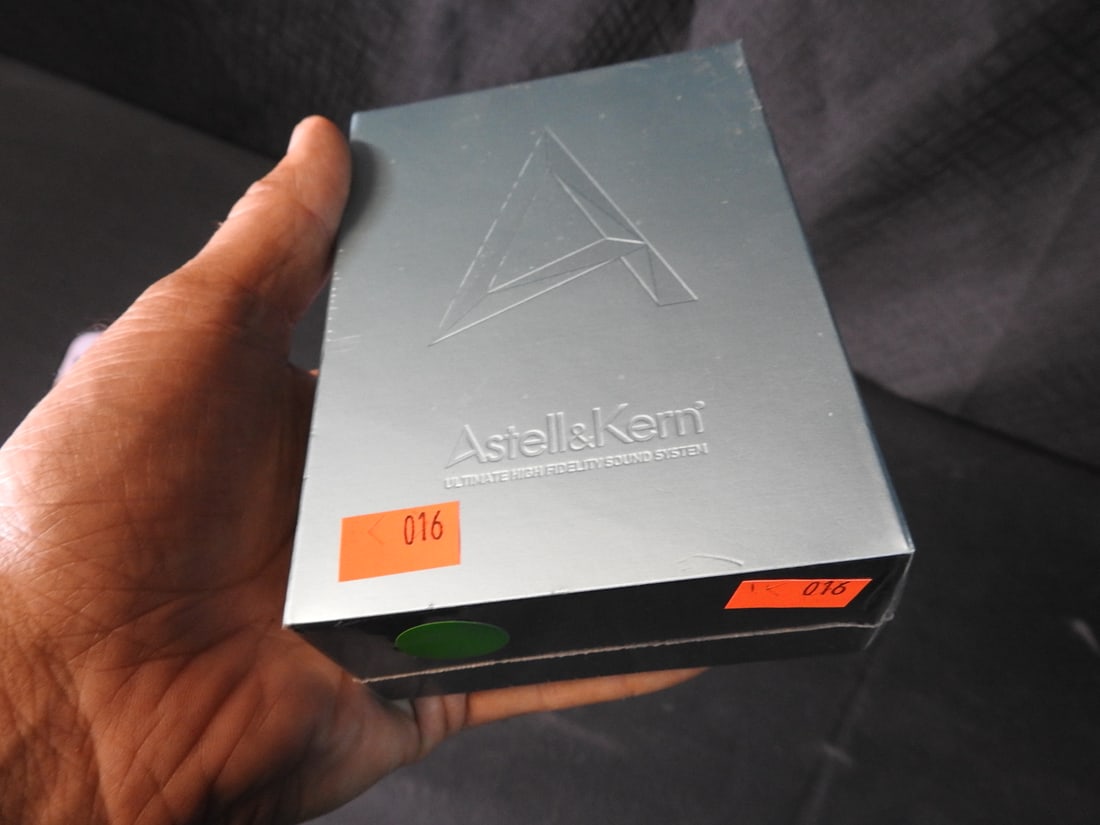 Astell&Kern AK70 Digital Audio Player New in Box 64GB High Resolution - 4