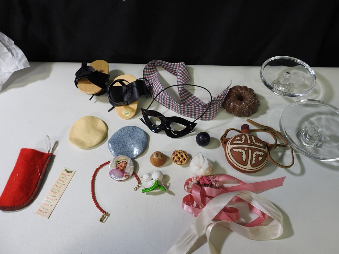 Lot of Miscellaneous Doll Accessories (1 of 5)