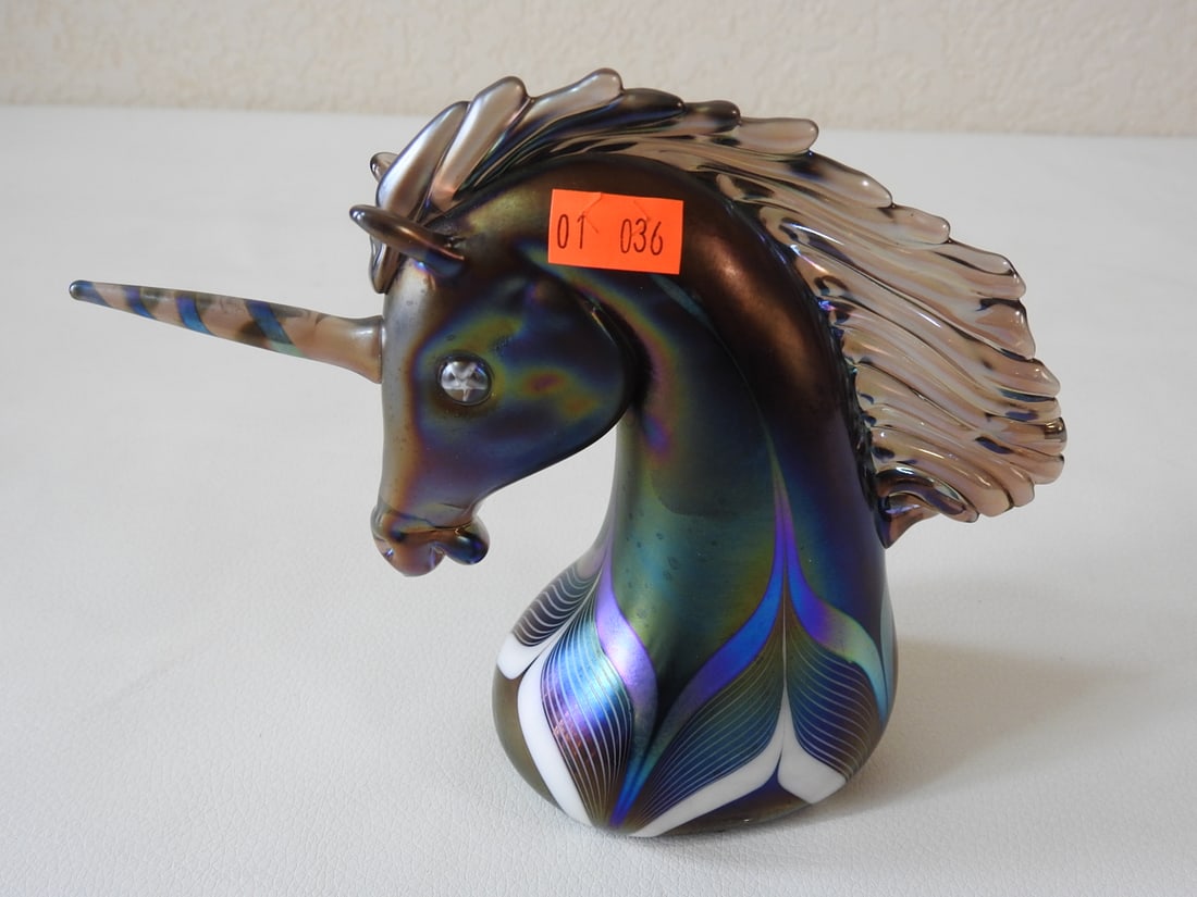 Stuart Abelman Iridescent Art Glass Unicorn Bust: Vintage Stuart Abelman iridescent art glass unicorn bust sculpture with multicolor pulled-glass style finish. Approx. 5.5 x 6.5 x 2.5 in.