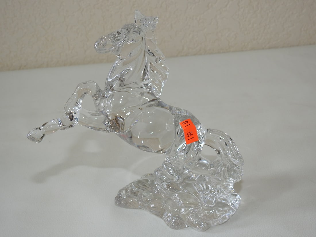 Wonders of the Wild Germany 24% Lead Crystal Unicorn: Vintage Wonders of the Wild Germany 24% lead crystal unicorn figure. Approx. 7.25 x 6 x 4.5 in.