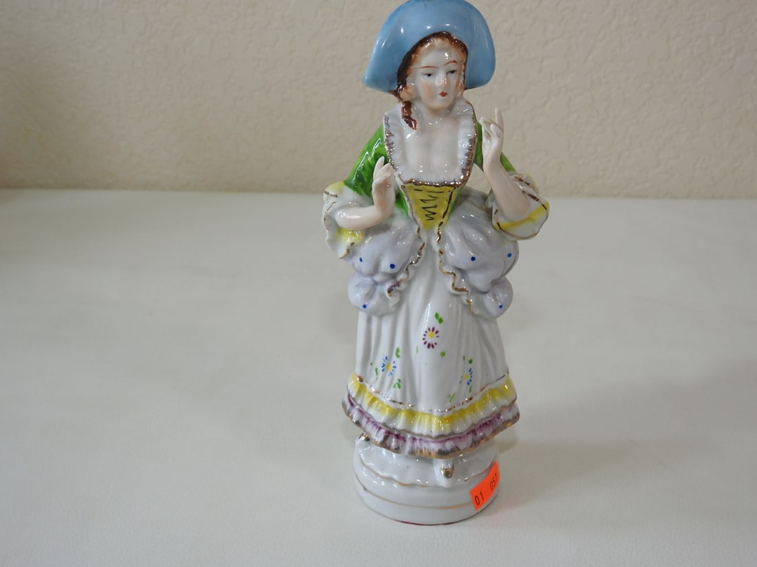 Vintage Made in Japan Colonial Lady Porcelain Figurine: Vintage porcelain Colonial or Victorian lady figurine, mid-century Made in Japan style. Approx. 8 x 3.5 x 2.5 in.