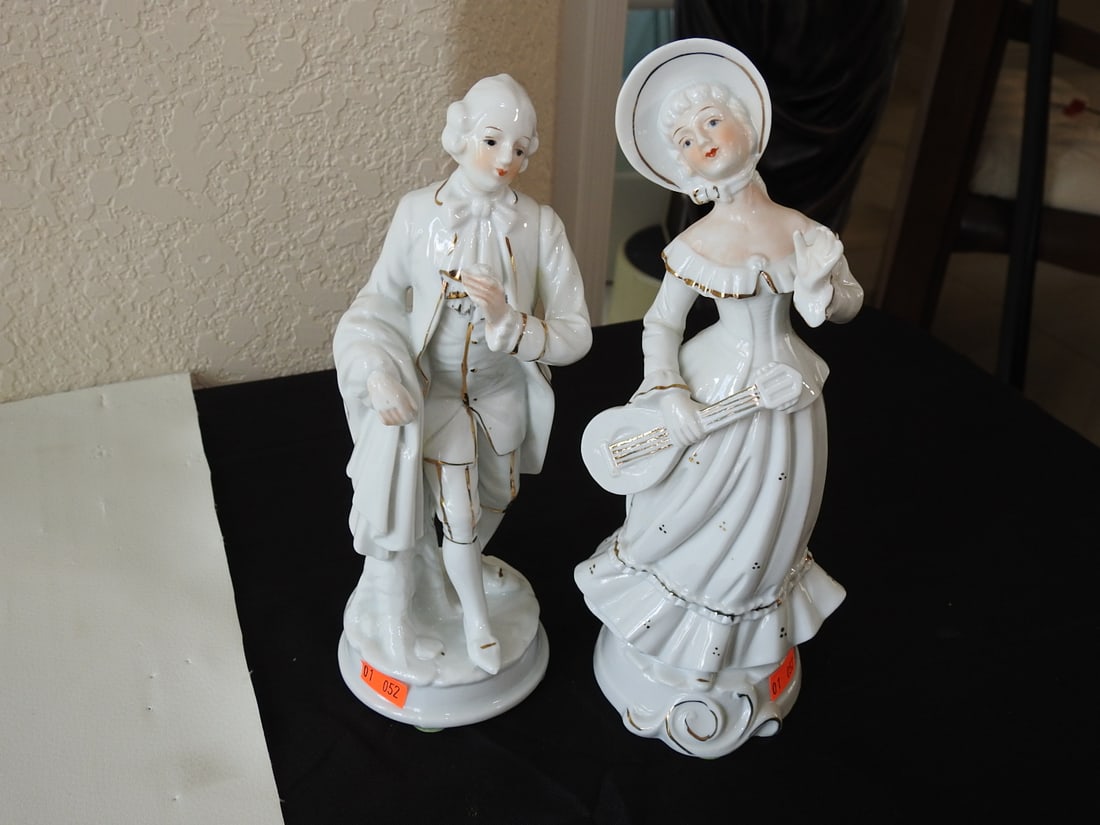 Vintage Made in Japan Colonial Couple Porcelain Figurines: Vintage porcelain Colonial or Victorian couple figurines, mid-century Made in Japan style. Measured as a set. Approx. 8.5 x 3.5 x 3.5 in.