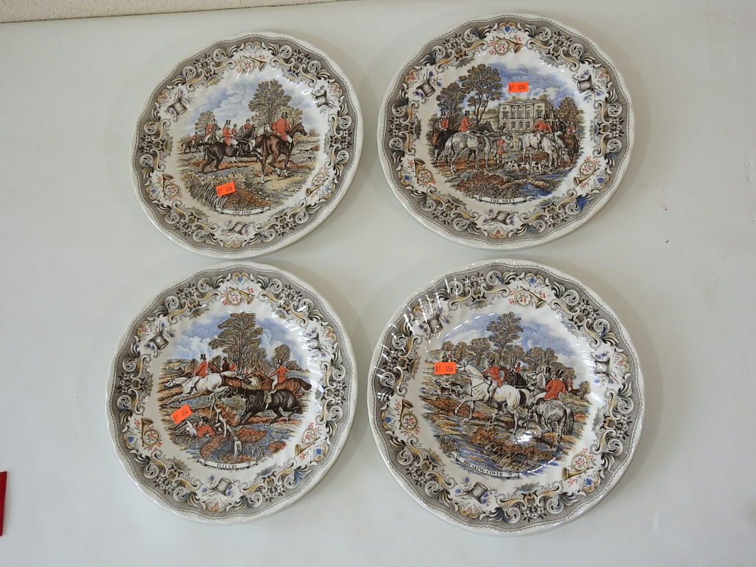 Churchill England Herring's Hunt Plates Set of 4: Set of four vintage Churchill England decorative dinner plates from the Herring's Hunt collection. Approx. 2 x 10 x 10 in.