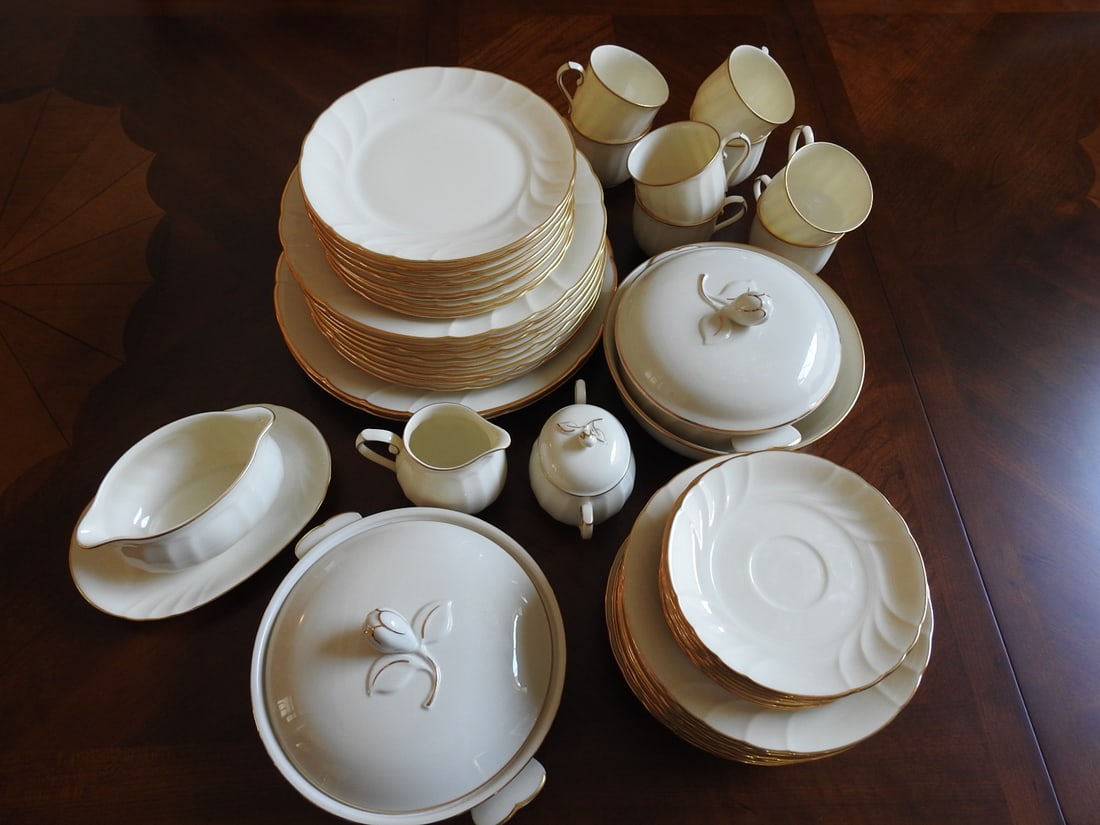 Mikasa Spunsilk Fine Ivory Porcelain Dinnerware Set, 49 Pieces: Vintage Mikasa Fine Ivory Japanese porcelain dinnerware set in the Spunsilk pattern, serial/pattern L9776, 49 pieces. Approx. 24 x 24 x 12 in.