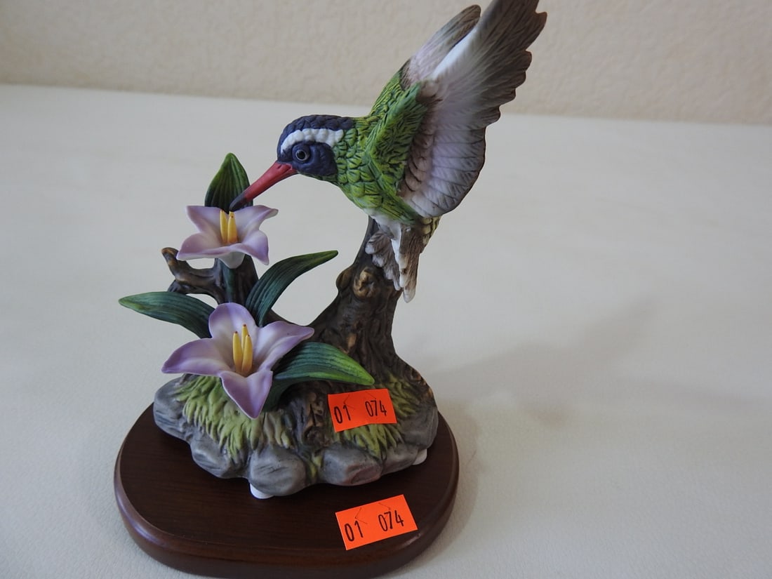 Vintage Made in China Porcelain Hummingbird Figurine: Vintage porcelain hummingbird figurine, made in China, with floral base. Approx. 6 x 5 x 3 in.