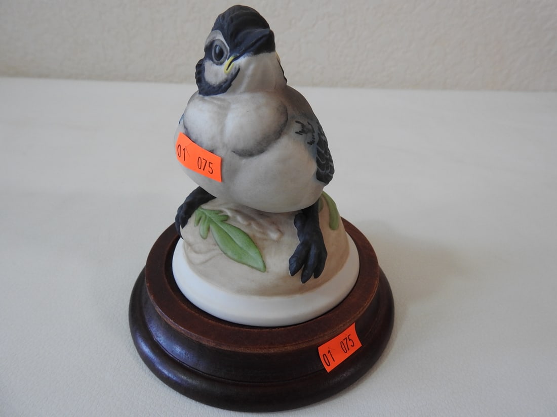 Boehm Baby Blue Jay Porcelain Bird Figurine: Vintage Boehm Baby Blue Jay porcelain bird figurine on wood base. Approx. 6.5 x 5 x 5 in.