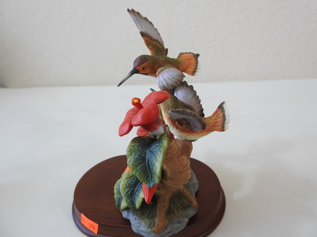 Vintage Made in China Porcelain Hummingbird Figurine - 2