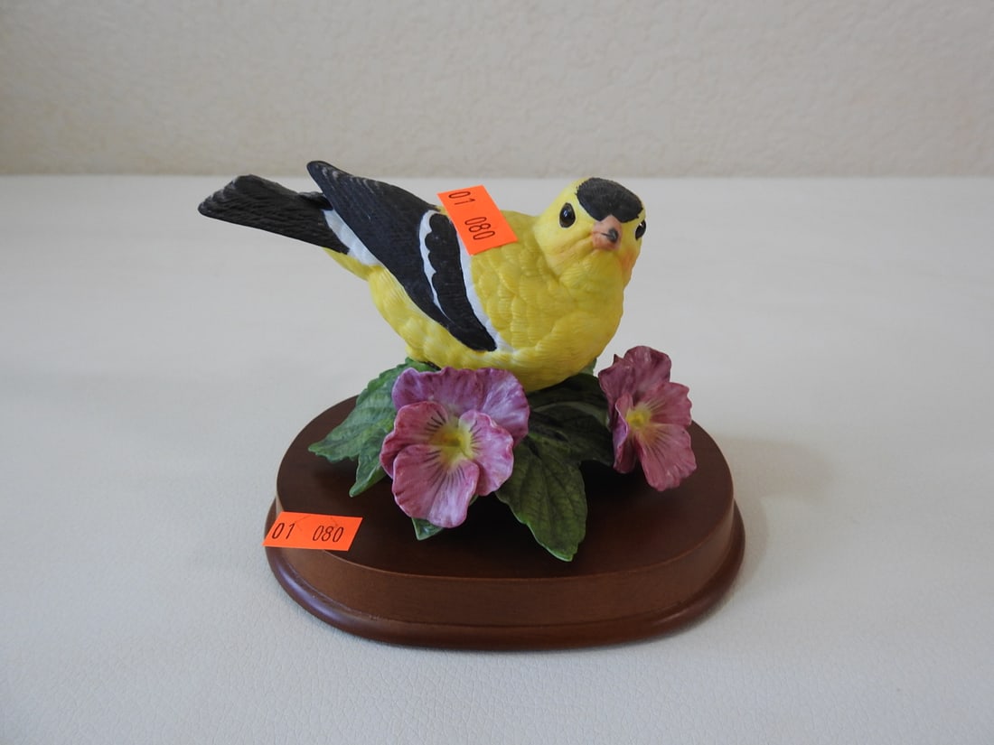 Lenox Fine Porcelain American Goldfinch Figurine: Vintage Lenox fine porcelain American goldfinch bird figurine with floral base and wood display base. Approx. 4 x 5 x 3.5 in.