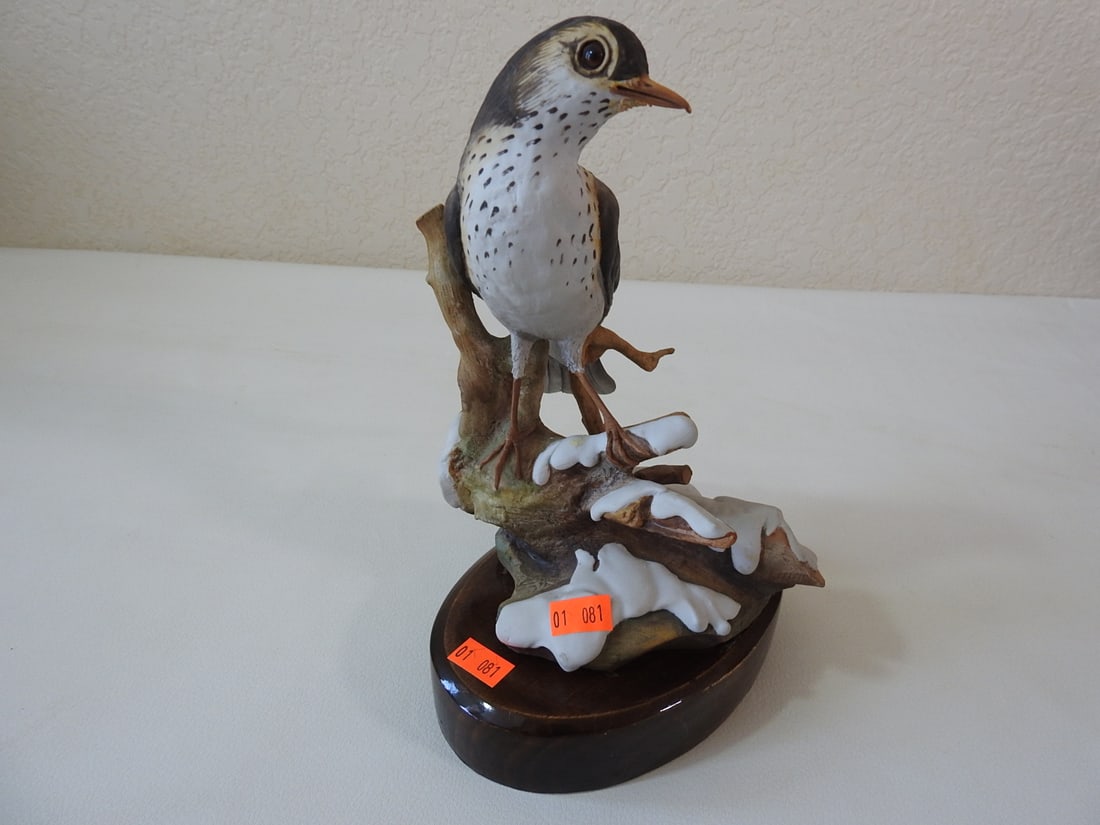 Anichini Italy Porcelain Wood Thrush Bird Figurine: Vintage porcelain wood thrush bird figurine made in Italy by Anichini with custom wood base. Approx. 9 x 6 x 4 in.