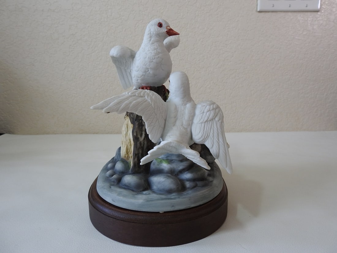 Gorham Gallery of Birds Porcelain White Doves Figurine - 2