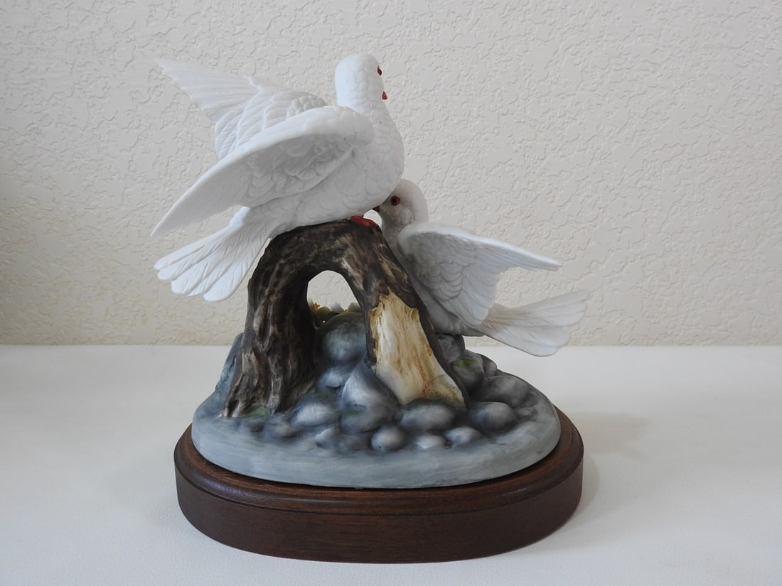 Gorham Gallery of Birds Porcelain White Doves Figurine - 3