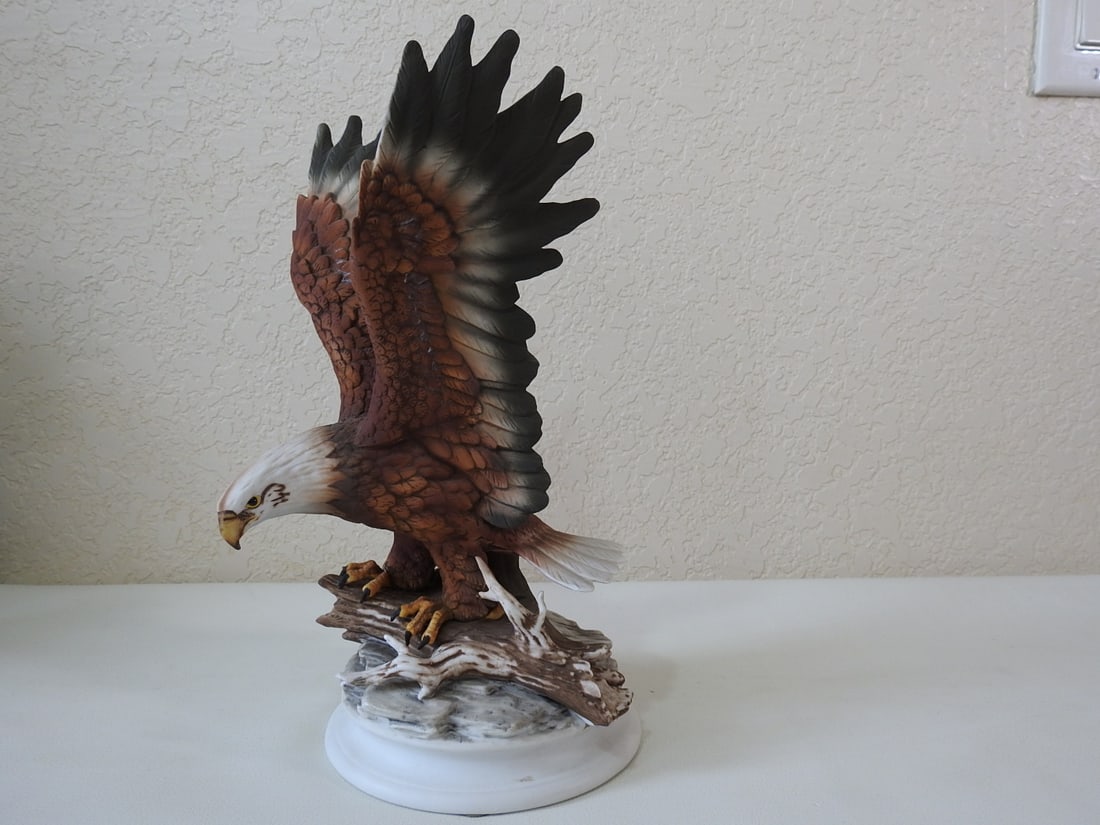 Homco Masterpiece Porcelain American Eagle Figurine: Vintage Homco Masterpiece hand-painted porcelain American eagle figurine. Approx. 11 x 6.5 x 7 in.
