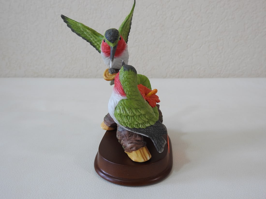 Vintage Made in China Porcelain Hummingbird Figurine - 2