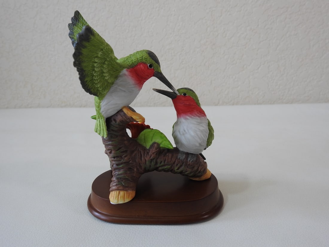 Vintage Made in China Porcelain Hummingbird Figurine - 3