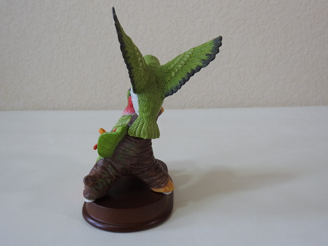 Vintage Made in China Porcelain Hummingbird Figurine - 4