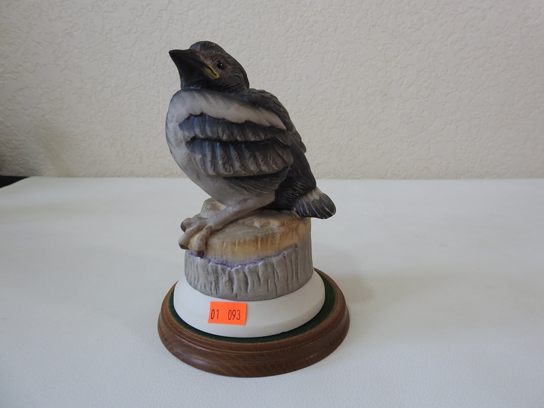 Boehm Porcelain Bird Figurine: Vintage Boehm porcelain bird figurine on wood display base. Approx. 7 x 5 x 5 in.