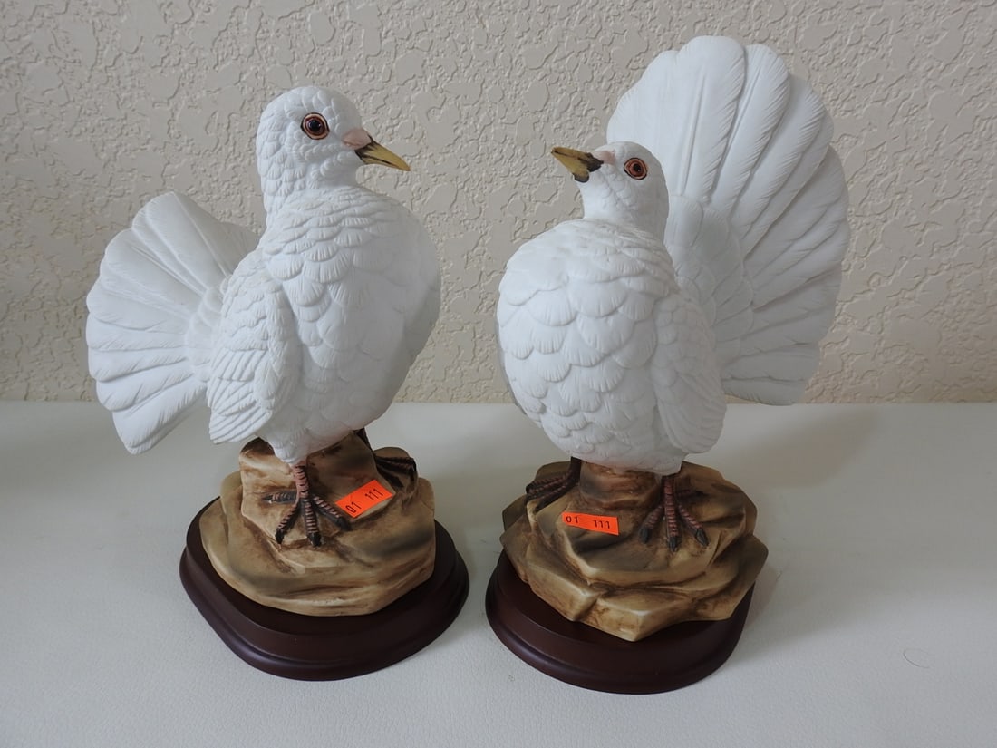 Ethan Allen Fantail Dove Porcelain Figurines Set of 2: Vintage Ethan Allen American Treditional Interiors fantail dove porcelain figurines, set of two, serial #3208. Measured as a set. Approx. 8.25 x 6.75 x 8.25 in.
