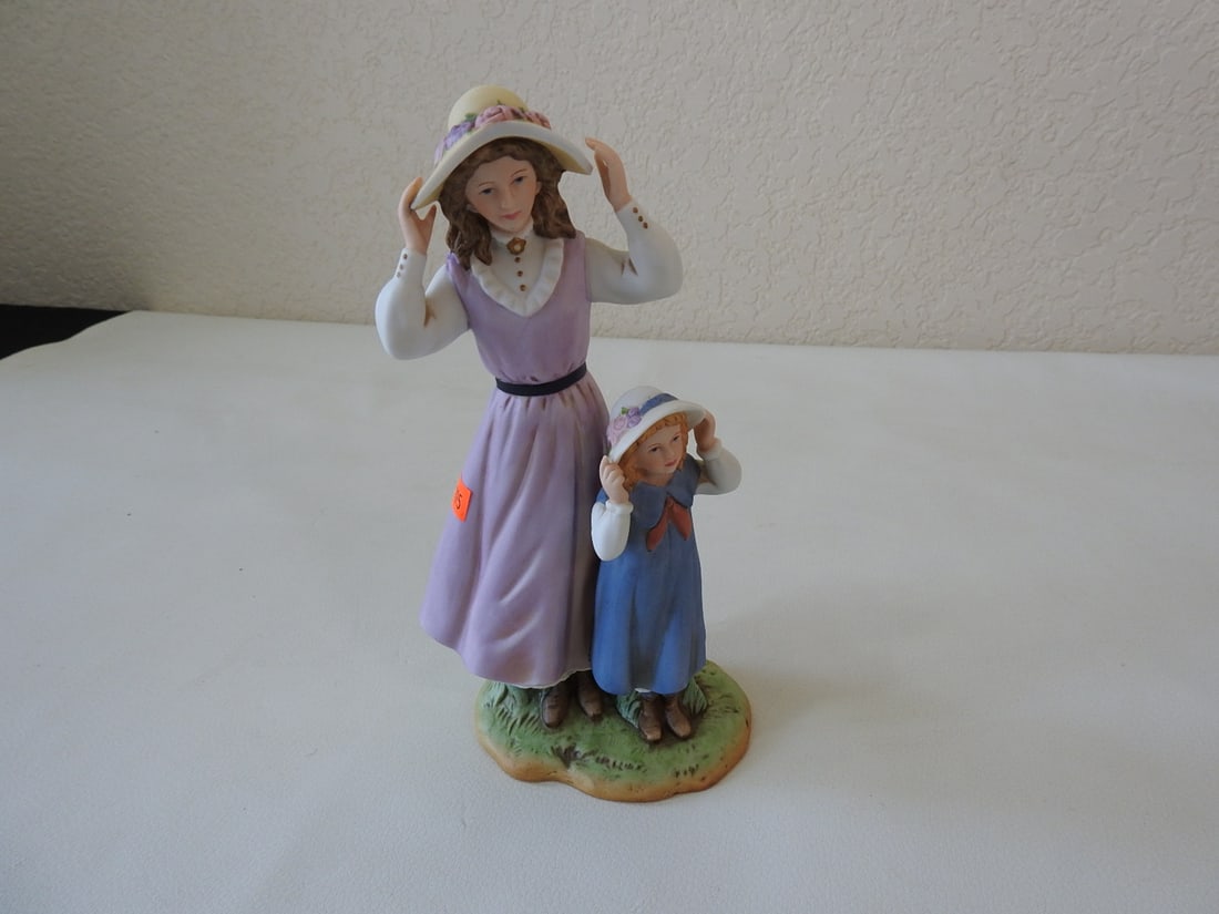 Home Interiors “Summer Days?? Mother and Daughter Figurine: Vintage “Summer Days” mother and daughter porcelain figurine, #88412-8, made for Home Interiors and Gifts. Rim of hat has chipping; see photos. Approx. 8.5 x 4.5 x 3.5 in.