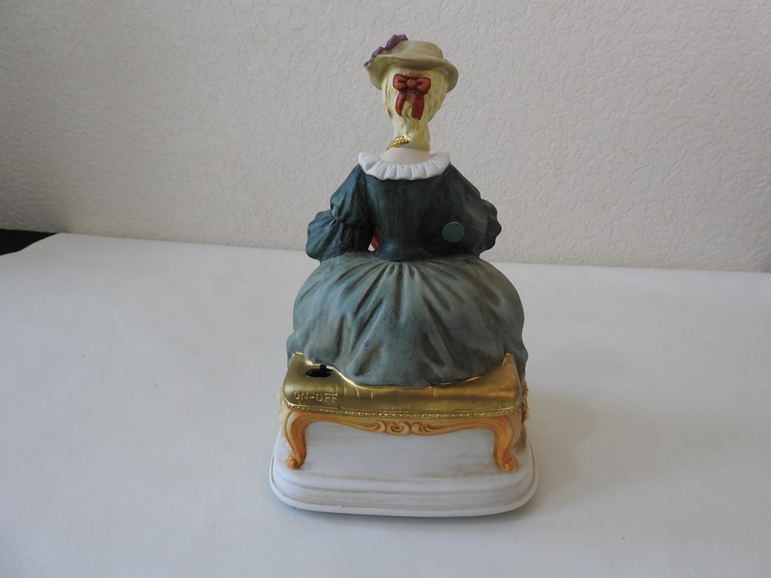 Vintage French Aristocrat Porcelain Music Box - 4